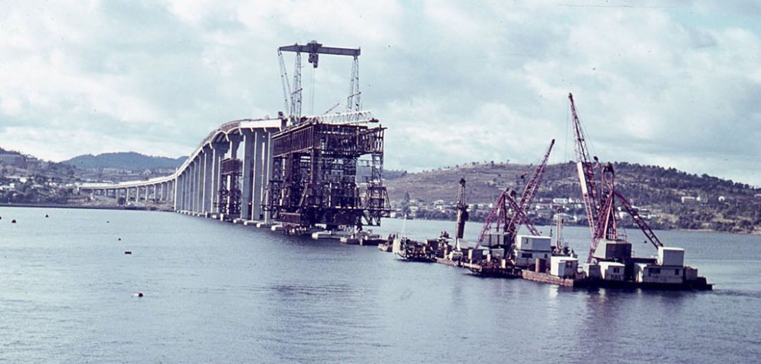 Tasman Bridge - most vs statek
