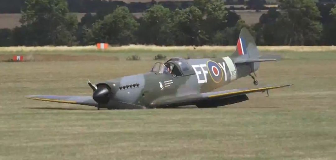 Zabytkowy Spitfire ląduje bez podwozia