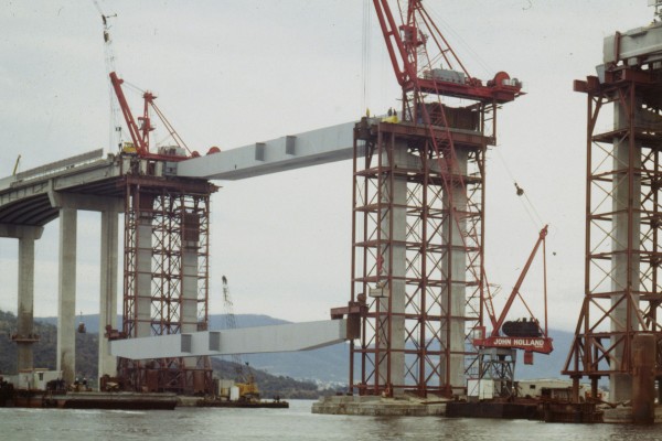 Tasman Bridge podczas odbudowy w 1976 roku (fot. TAHO)