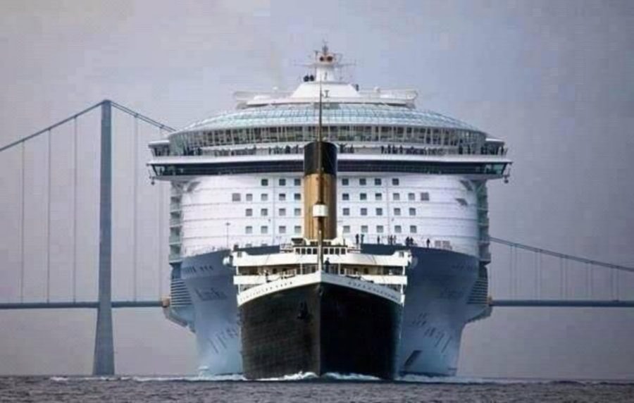 Wizualizacja przedstawiająca Titanica na tle Allure of the Seas