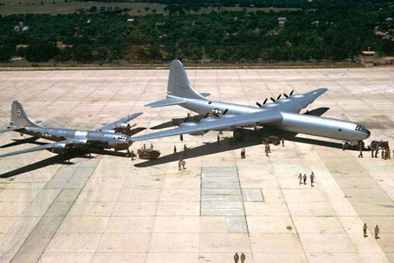 B-36 Peacemaker i jego znacznie mniejszy poprzednik - B-29 Superfortress