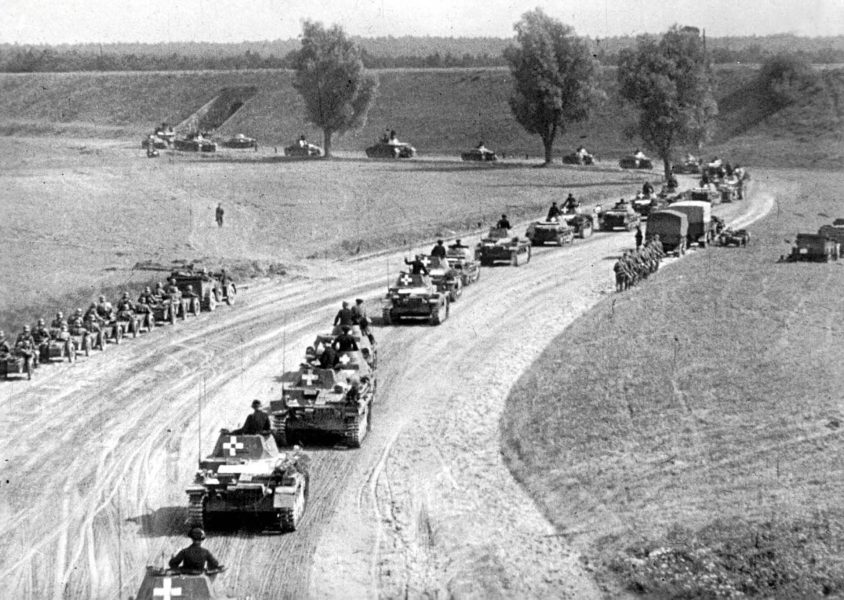 Niemiecka kolumna pancerna podczas marszu przez Polskę