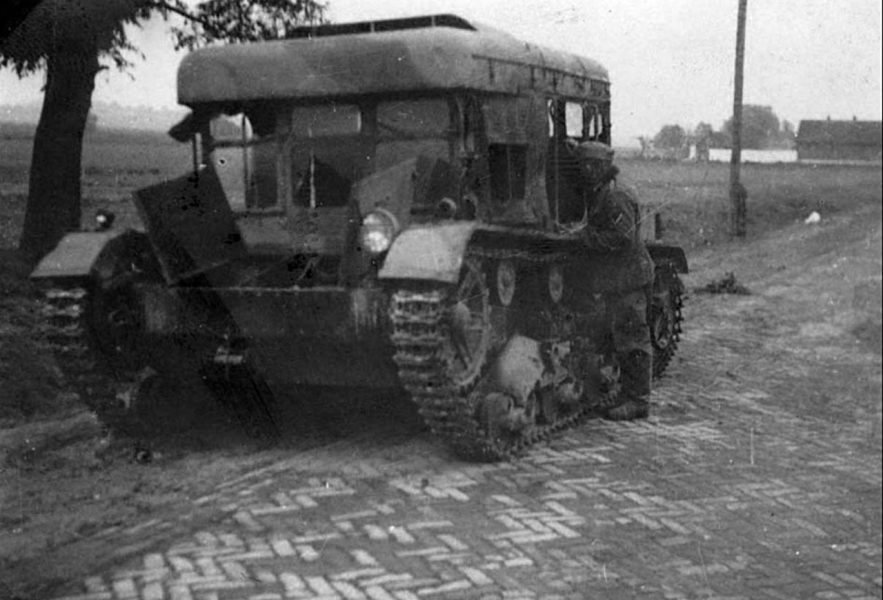 Zdobyty polski ciągnik artyleryjski C7P