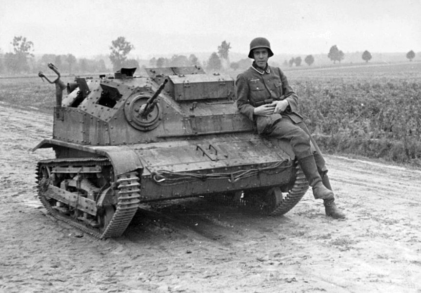 Niemiecki żołnierz przy zniszczonej tankietce TK-3
