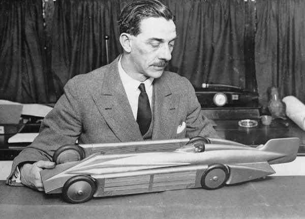J.S. Irving z modele samochodu Golden Arrow (fot. Austrian Archives/Imagno/Getty Images)