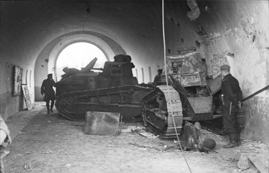 Zniszczone czołgi Renault FT. Ich wartość bojowa w 1939 roku była zerowa