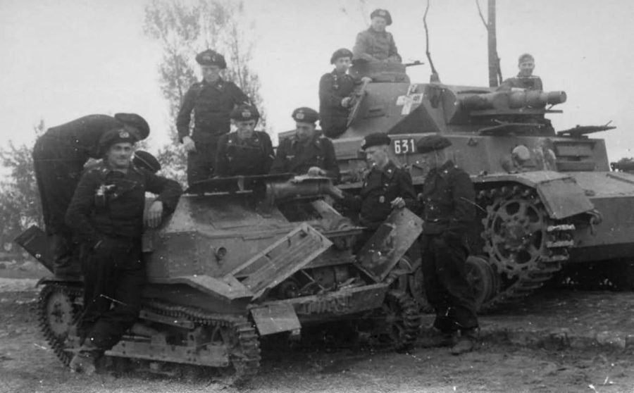Niemiecki czołg PzKpfw IV obok zdobytej polskiej tankietki TK