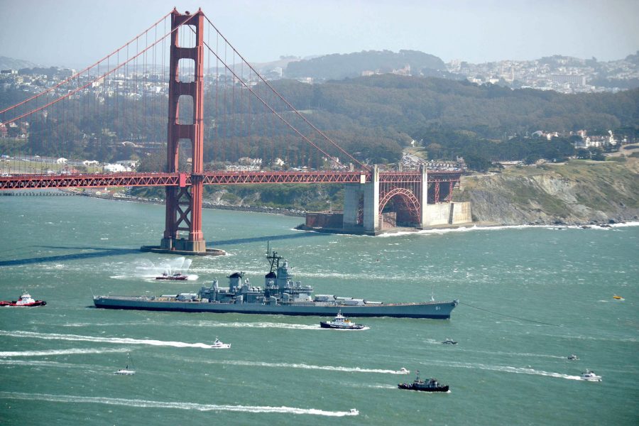 USS Iowa przepływająca pod mostem Golden Gate w drodze do San Pedro