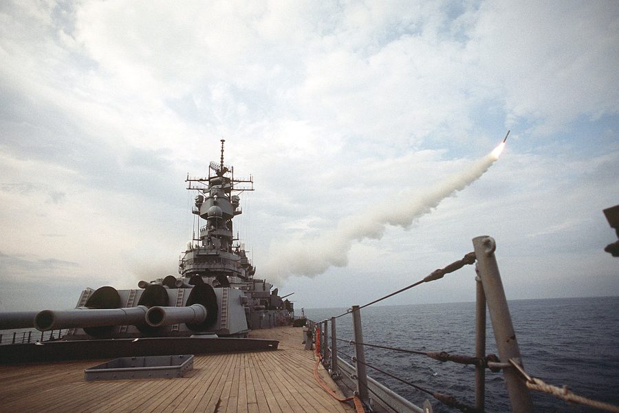 USS Missouri w trakcie odpalania pocisku Tomahawk w trakcie Operacji Pustynna Burza