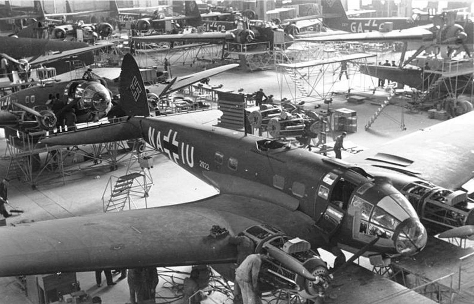 Hala produkcyjna zakładów Heinkla w 1939 roku. Na pierwszym planie bombowce He 111, w tle widać wodnosamoloty He 115