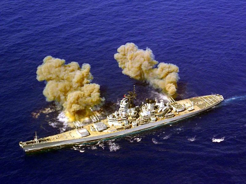 USS Iowa podczas salwy burtowej - w latach 90. stan okrętów nie pozwalał już na tak efektowne prowadzenie ognia (siła odrzutu mogła doprowadzić do pęknięcia kadłuba)
