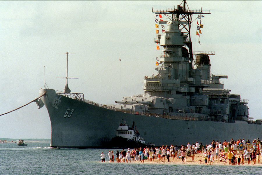 USS Missouri wpływa do Pearl Harbor na Hawajach 22 czerwca 1998 roku