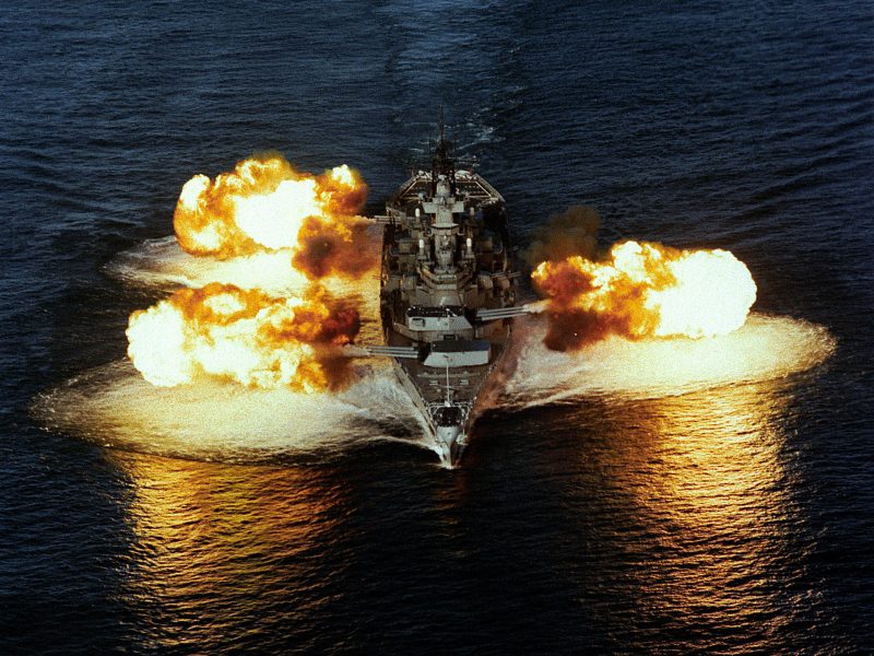 USS New Jersey oddający salwę z wszystkich dział 406 mm na raz