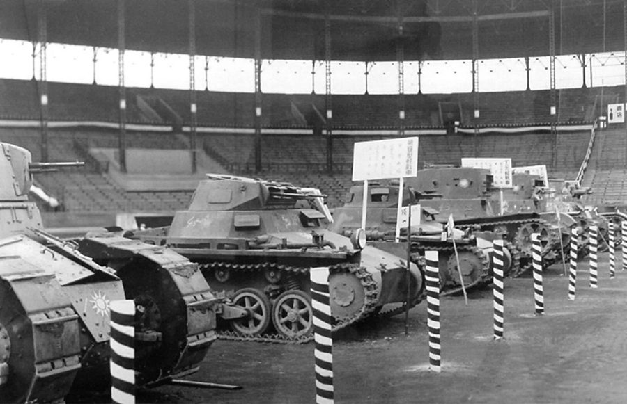 Zdobyte przez Japończyków chińskie czołgi FT-17 z czasów I wojny światowej, PzKpfw I Ausf. A, T-26 i Vickers 6-ton Type B na stadionie Hanshin Koshien w Nishinomiya w Japonii w lutym 1939 roku.