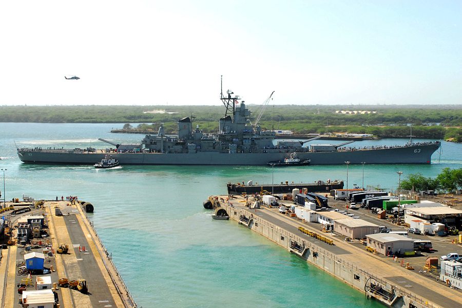 USS Missouri w Pearl Harbor w 2010 roku w czasie powrotu na wyspę Ford po remoncie
