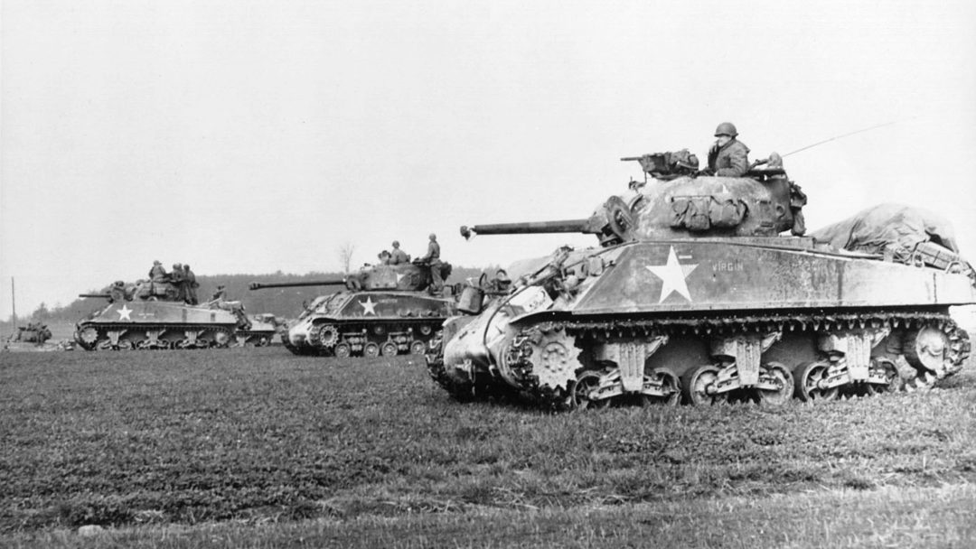 Shermany uzbrojone w armaty 75 mm i 76 mm (wóz w środku). Od 1944 roku amerykanie mieszali oba typy czołgów w oddziałach pancernych