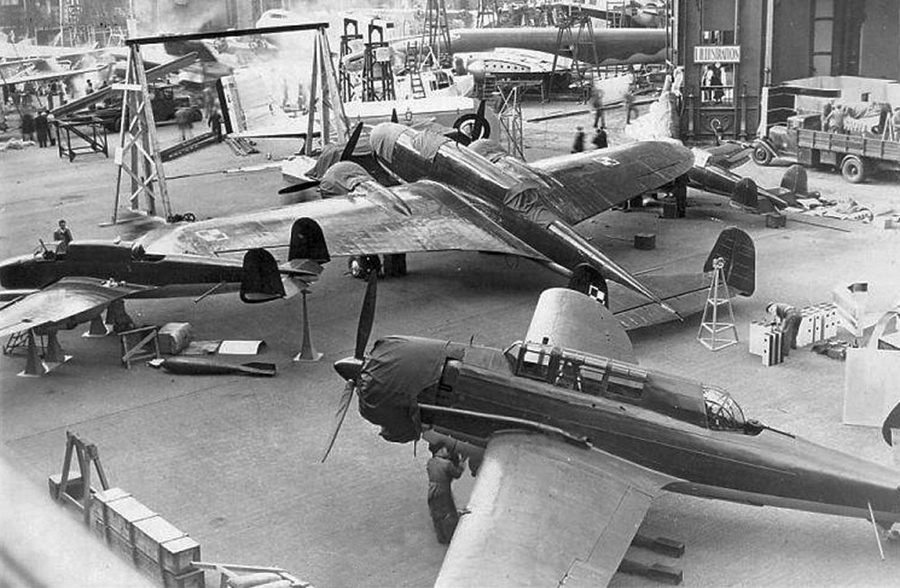 Polskie samoloty PZL.37 Łoś, PZL P.38 Wilk i PZL.46 Sum na XVI Salonie Lotniczym w Paryżu, zorganizowanym w dniach 25 XI - 11 XII 1938 roku.