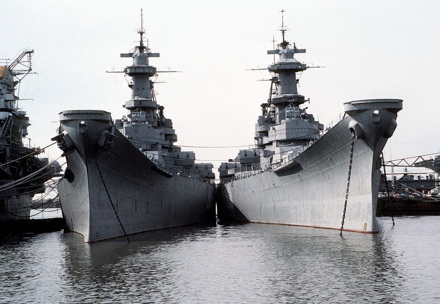 Pancerniki USS Iowa i USS Wisconsin w rezerwie