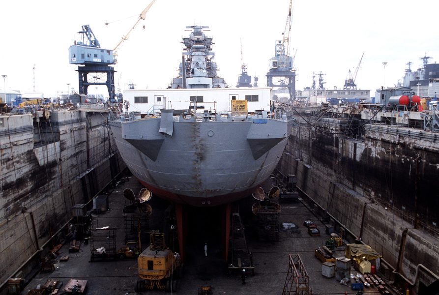 USS New Jersey w trakcie remontu w suchym doku