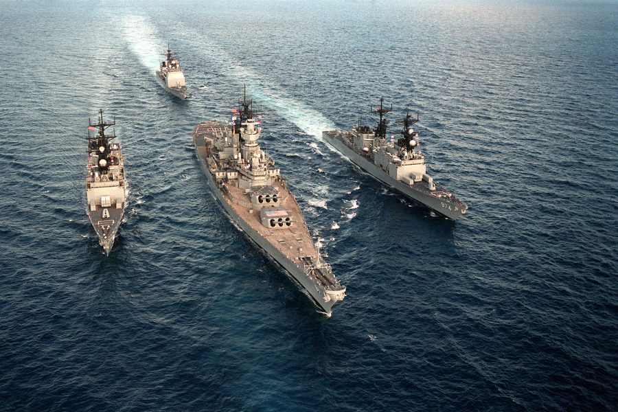 Niszczyciele USS Deyo i USS Compe de Grasse a pomiędzy nimi USS Iowa. Z tyłu widać krążownik rakiety USS Yorktown