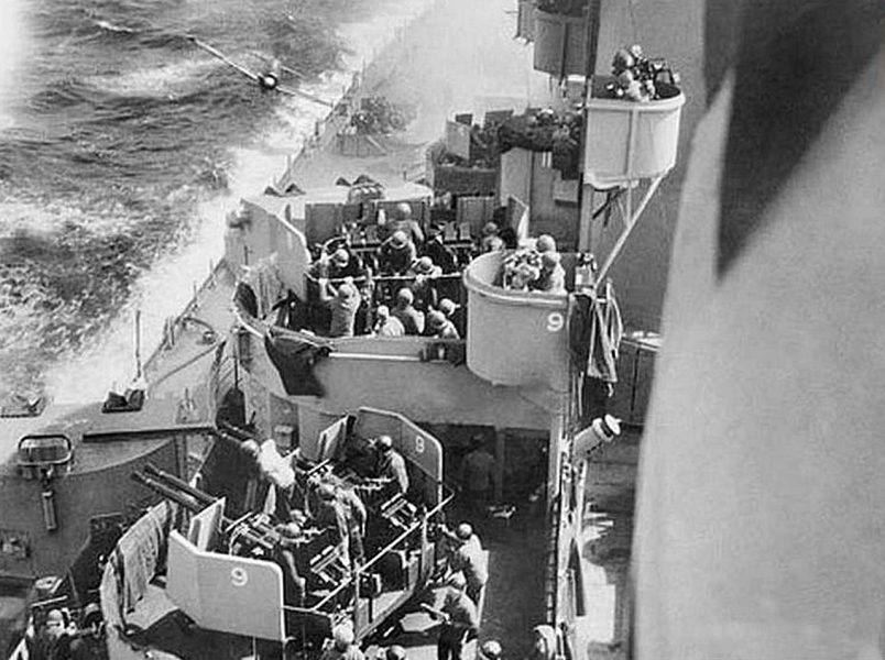 Japoński Zero krótko przed uderzeniem w kadłub USS Missouri
