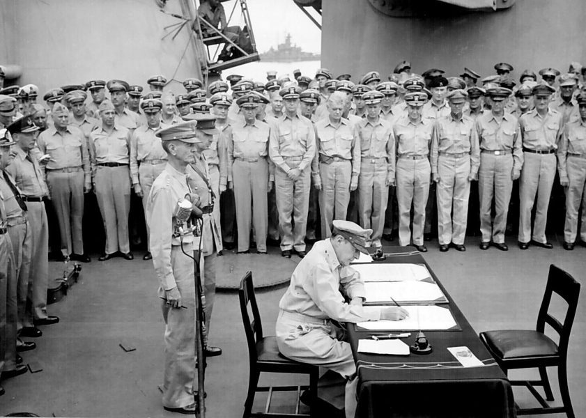 Generał Douglas MacArthur na pokładzie USS Missouri w trakcie podpisania aktu kapitulacji przez Japonię