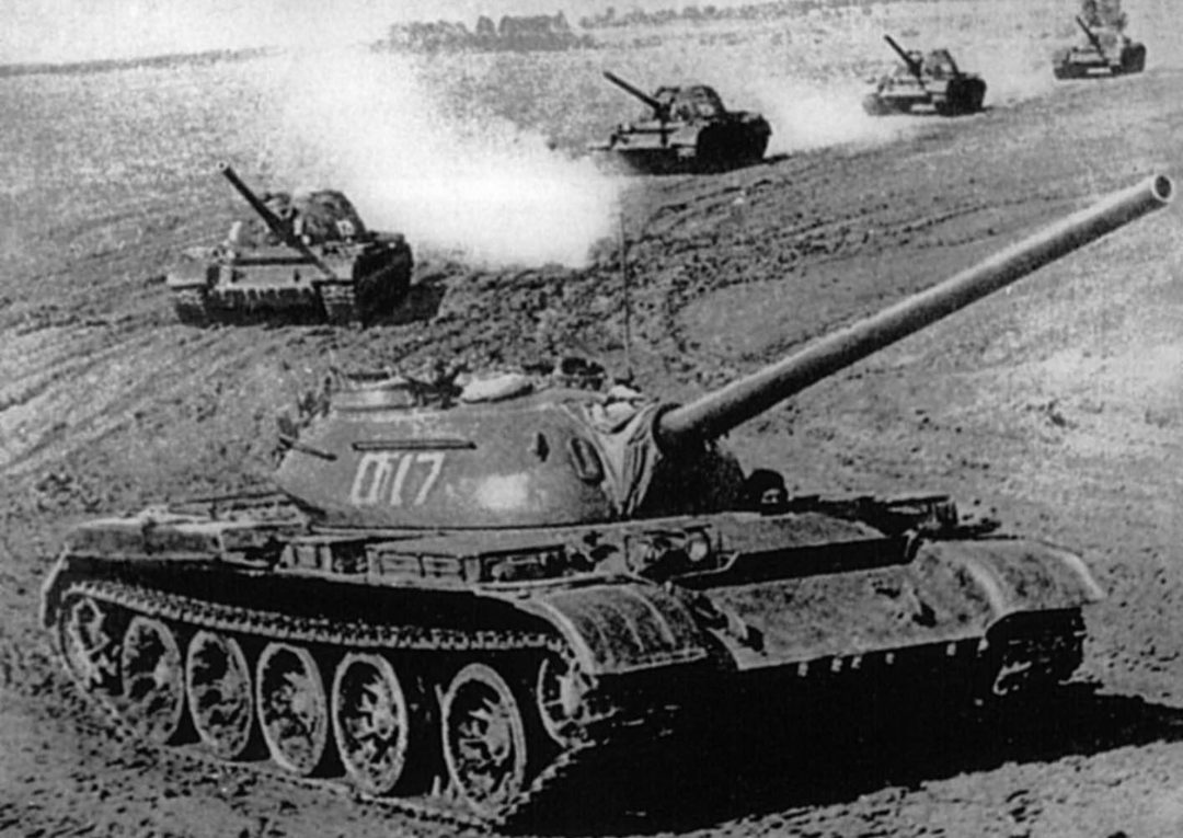 T-54 w trakcie manewrów po wojnie - czołgi te były bezpośrednim rozwinięciem T-44