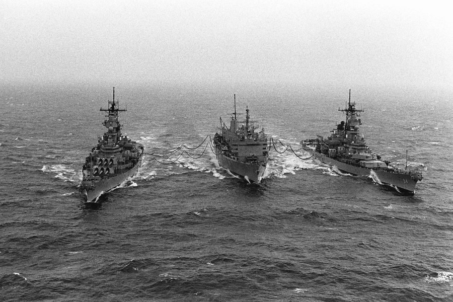 Okręt zaopatrzeniowy USS Sacramento oraz pancerniki USS Missouri i USS Wisconsin podczas operacji Pustynna Burza