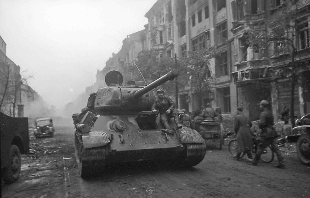 T-34/85 podczas walk w jakimś niemieckim mieście