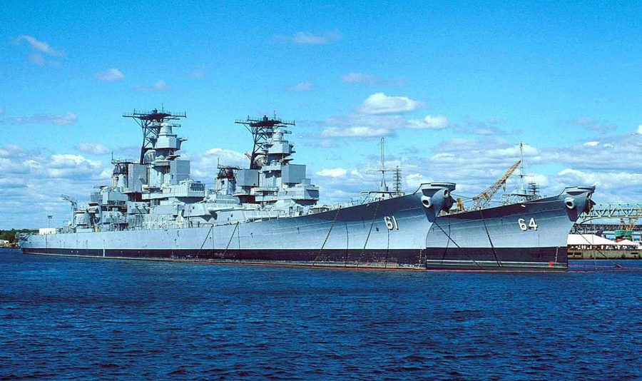 Pancerniki USS Iowa i USS Wisconsin w rezerwie