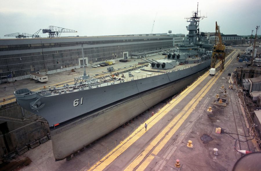 USS Iowa w trakcie przebudowy w 1985 roku