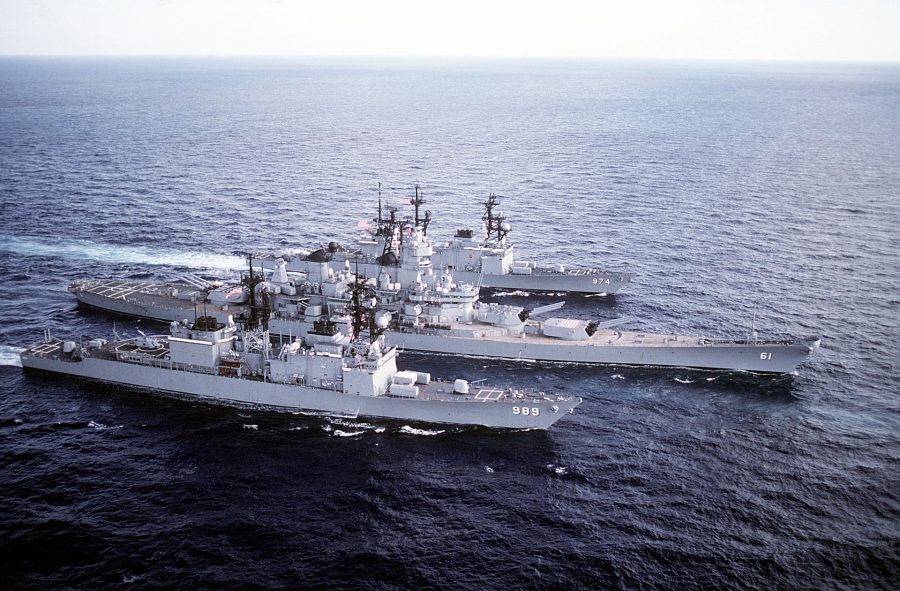 Niszczyciele USS Deyo i USS Compe de Grasse a pomiędzy nimi USS Iowa