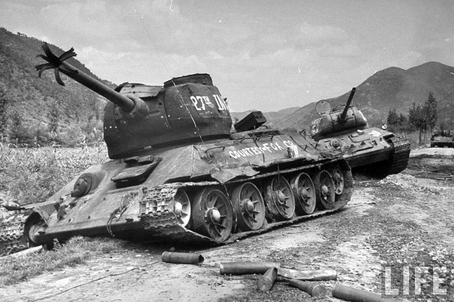 Zniszczone T-34/85 w Korei w latach 50. Przez wielu uznawane za najlepsze czołgi w historii. To zdjęcie zdecydowanie pokazuje, że daleko im było do ideału.