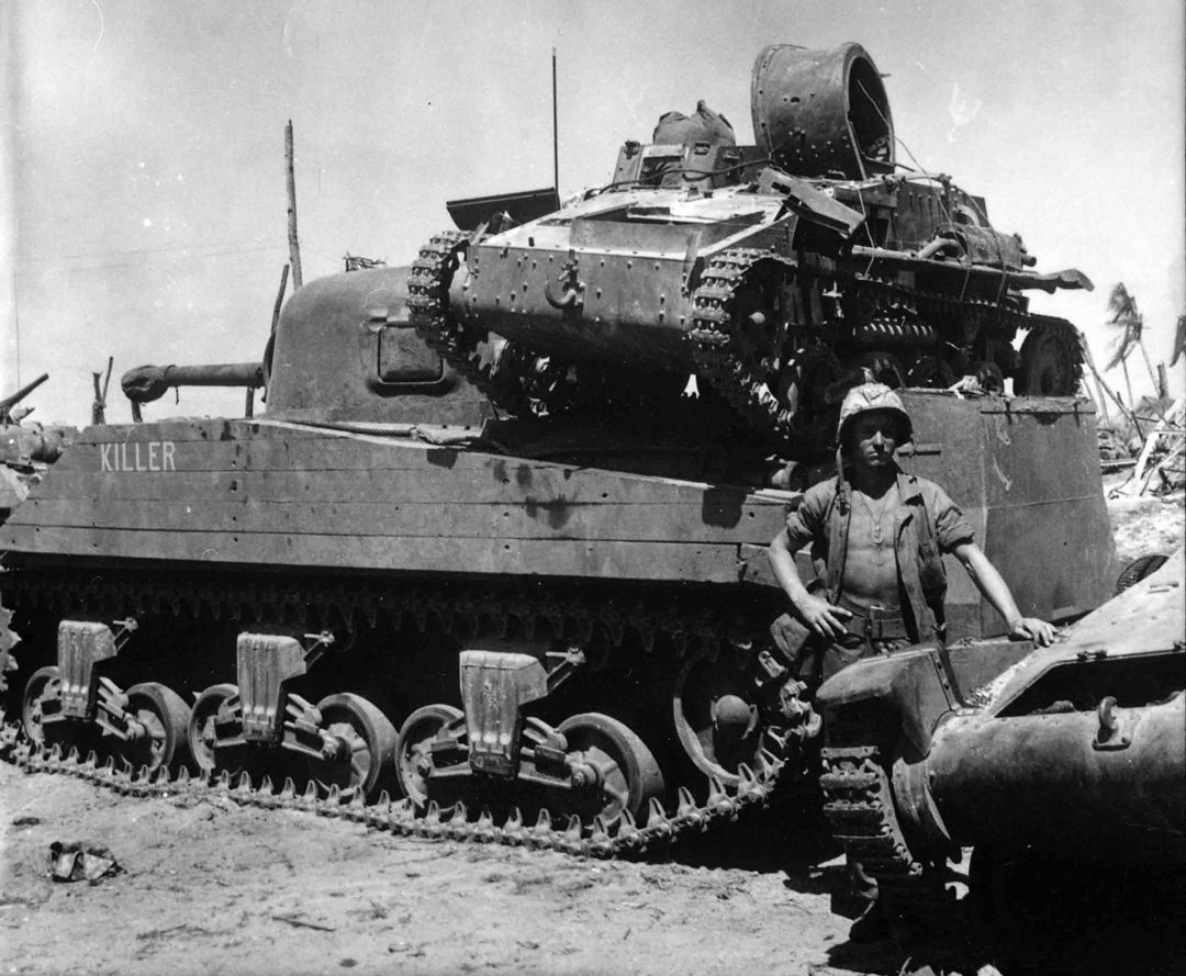 Zdjęcie idealnie obrazujące stan japońskich wojsk pancernych - tankietka Type 97 Te-Ke na silniku czołgu M4A2 Sherman