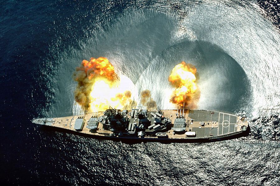 Chyba najsłynniejsze zdjęcie pancernika USS Iowa, w trakcie salwy burtowej