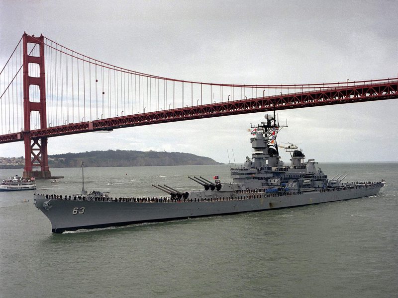 USS Missouri przepływa pod mostem Golden Gate