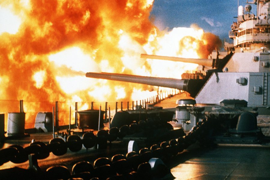 USS New Jersey podczas ostrzału celów w Libanie