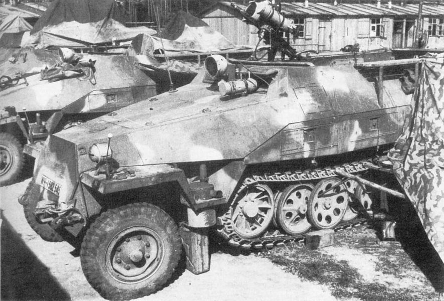 Transportery SdKfz 251 należące do Kampfgruppe Uhu
