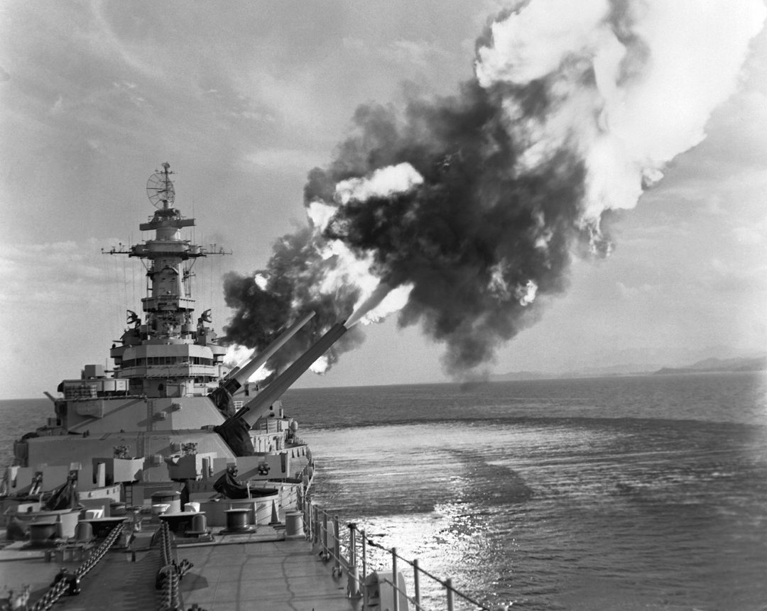 USS New Jersey podczas ostrzału celów w Korei