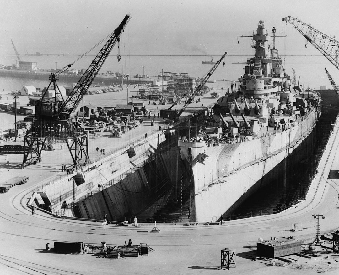 USS Iowa w suchym doku podczas remontu