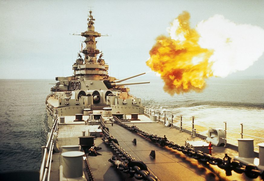 USS Missouri podczas ostrzału celów w Korei w latach 50.