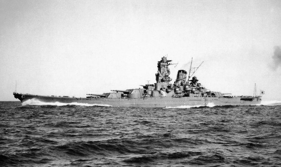 Japoński pancernik Yamato w 1941 roku - okręt ten był największym potencjalnym przeciwnikiem amerykańskich pancerników typu Iowa