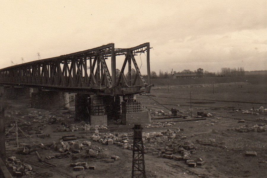 Nowy most kolejowy podczas odbudowy w czasie wojny