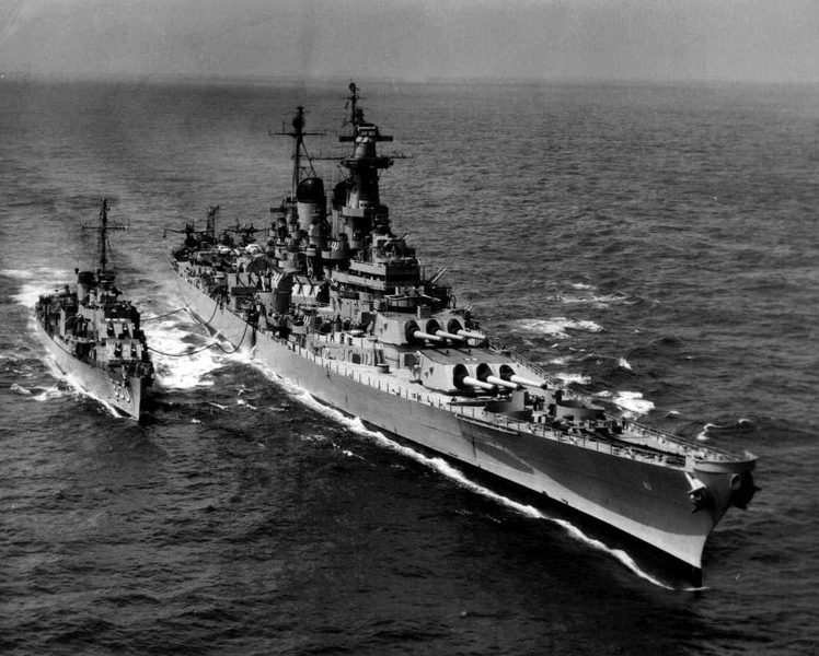 USS Missouri podczas tankowania niszczyciela USS Joseph P. Kennedy Jr w latach 50.