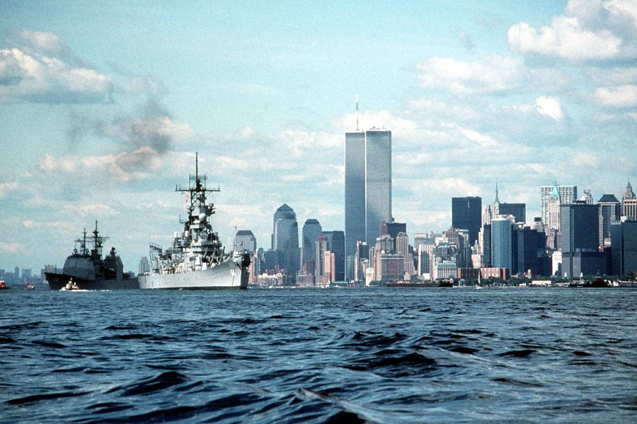 USS Wisconsin w Nowym Jorku. W tle widać wieże World Trade Center