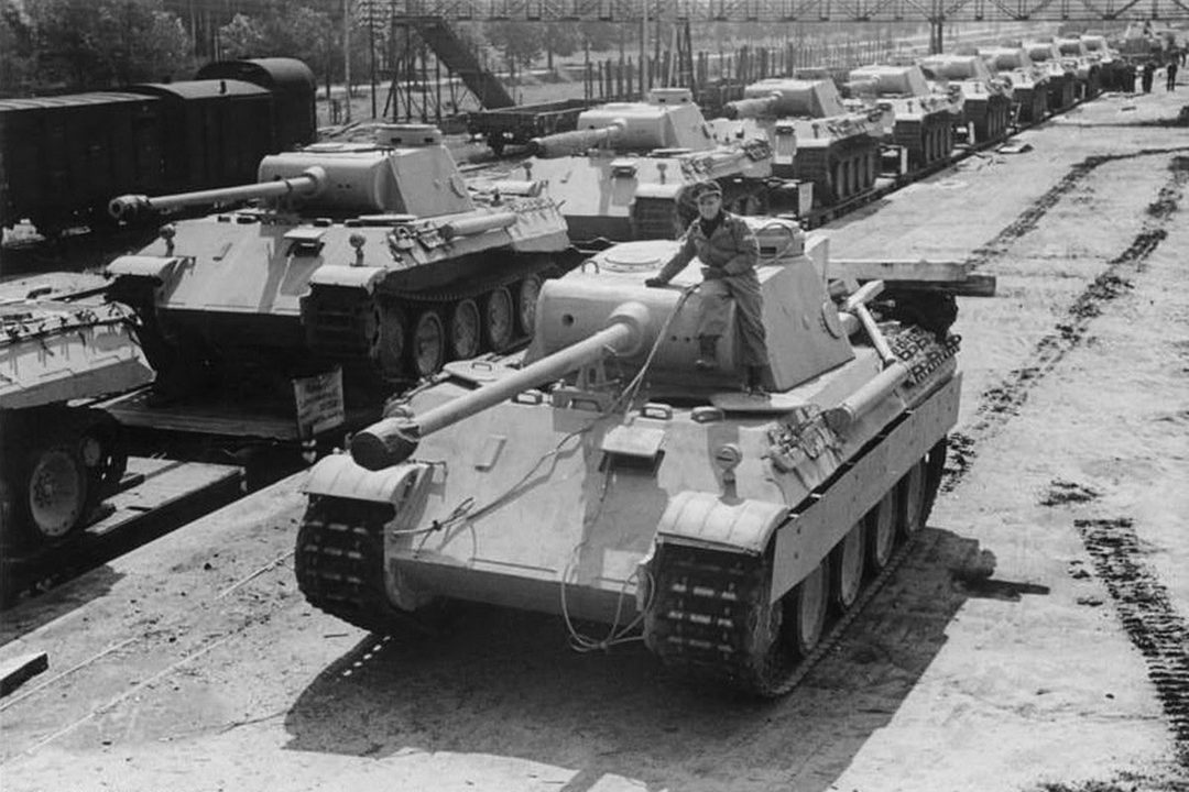 Niemieckie czołgi PzKpfw V Panther w trakcie przygotowań do wysłania na front
