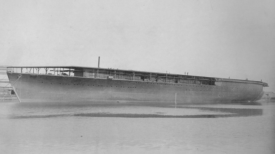 Japoński lotniskowiec Hōshō krótko przed zakończeniem budowy