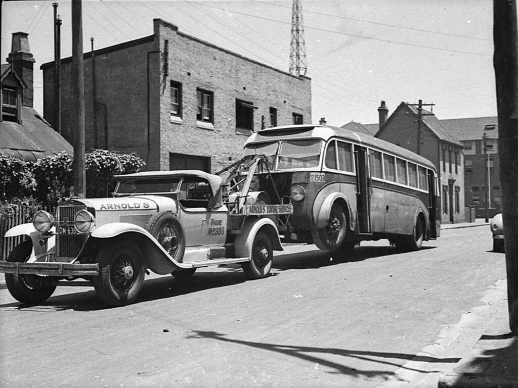 Cadillac holujący autobus w Sydney w Australii w 1938 roku (fot. Sam Hood)