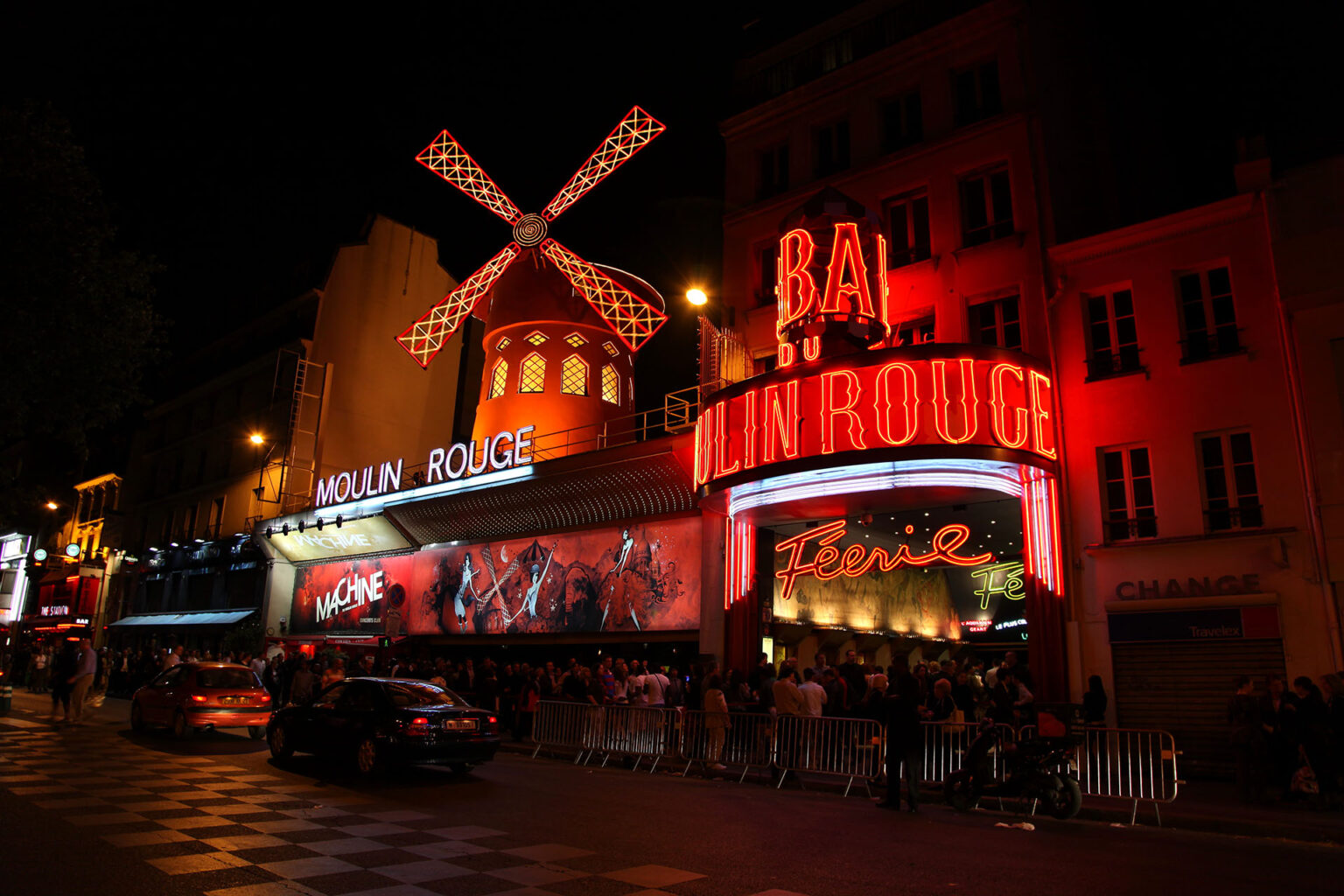 Moulin Rouge współcześnie w nocy (fot. Christine Zenino)