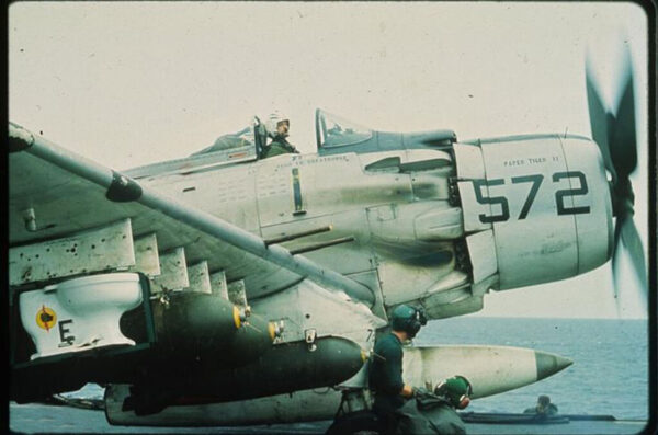 A-1H Skyrider o numerze bocznym NE/572 Paper Tiger II z podczepioną bombą sedesową
